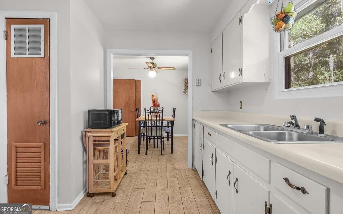 2 bedroom, 1 bathroom, 996 sq ft single family residence for sale at 2438 E 39Th Street, Savannah, GA 31404 — photo 4
