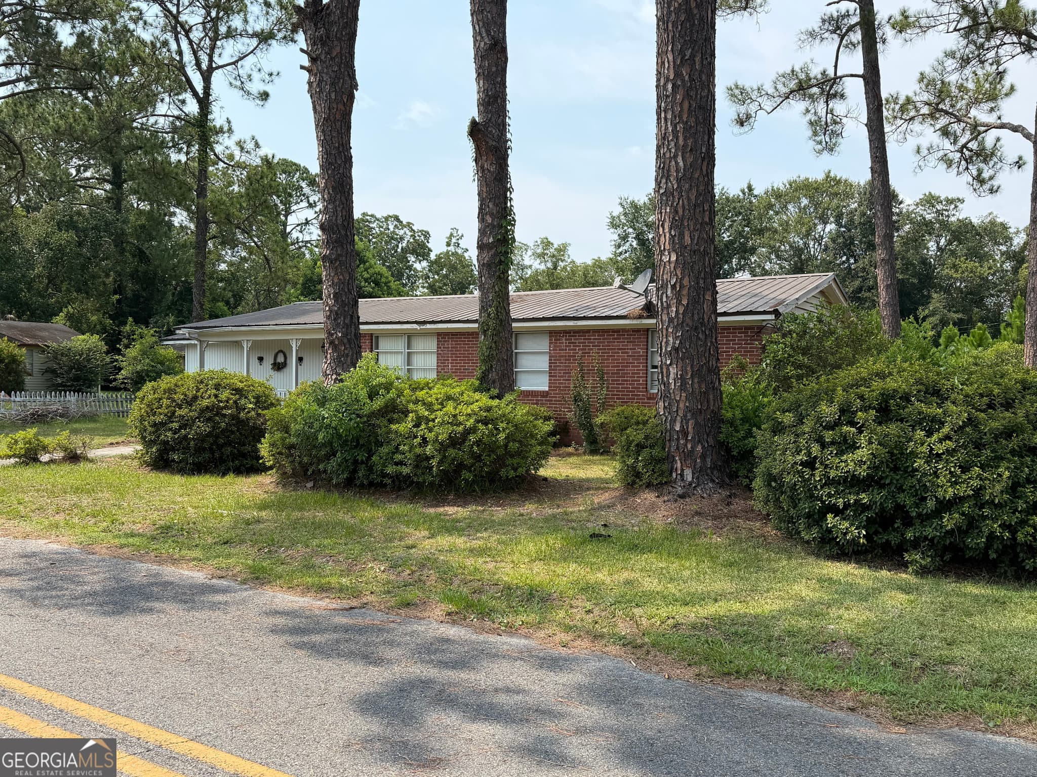 3 bedroom, 2 bathroom, 1,474 sq ft single family residence for sale at 135 Morgan Street, Waycross, GA 31501 — photo 3