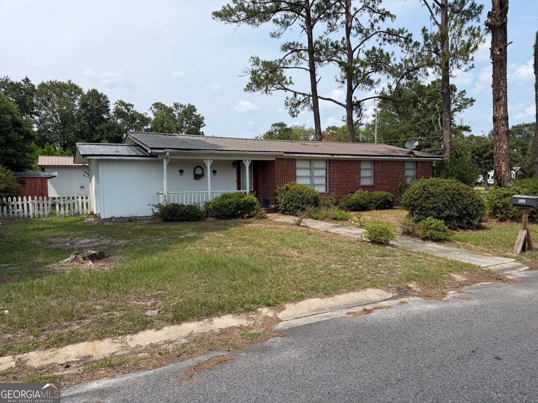 3 bedroom, 2 bathroom, 1,474 sq ft single family residence for sale at 135 Morgan Street, Waycross, GA 31501