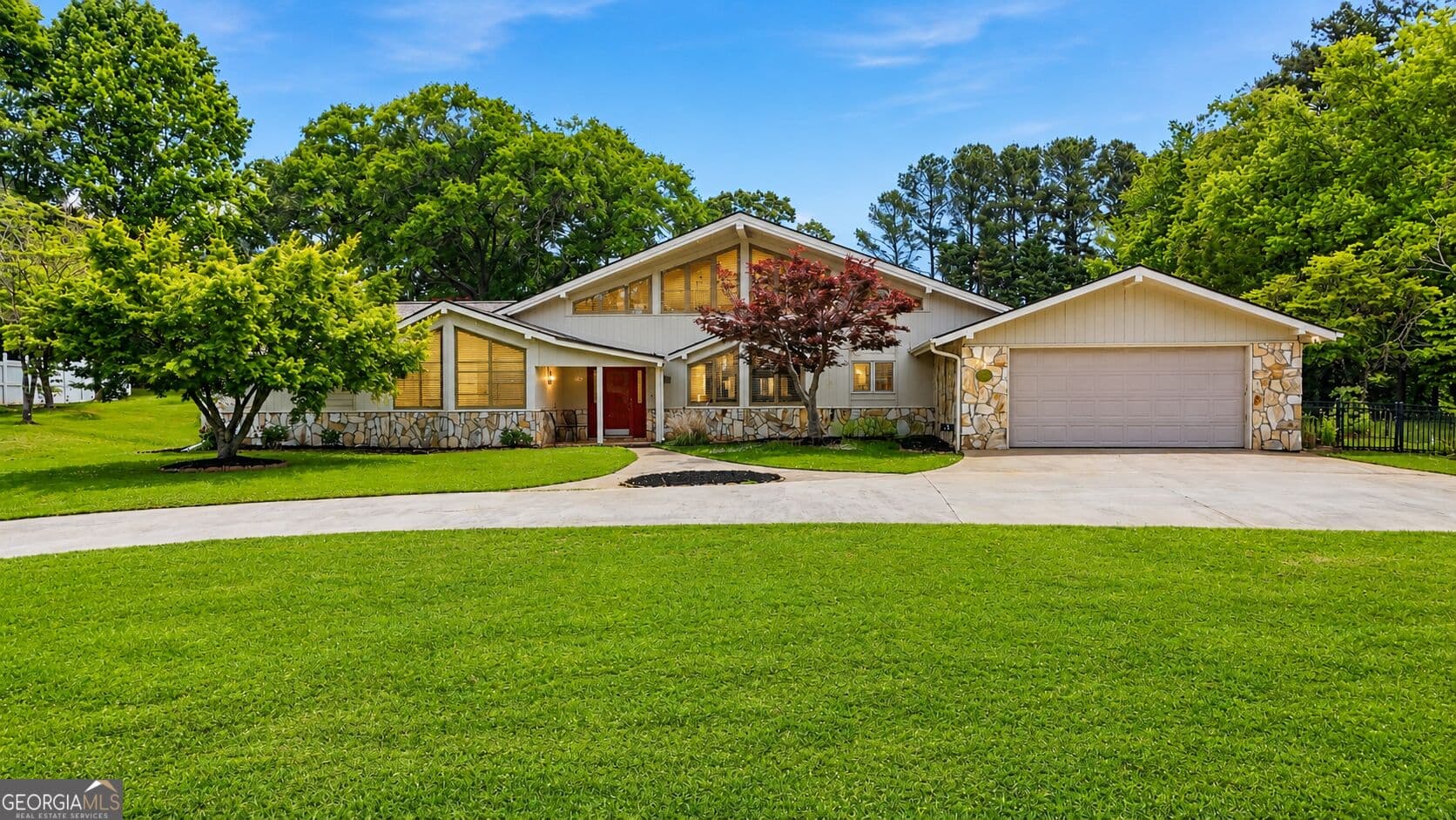 3 bedroom, 3 bathroom, 3,508 sq ft single family residence for sale at 31 Addington Court, Toccoa, GA 30577
