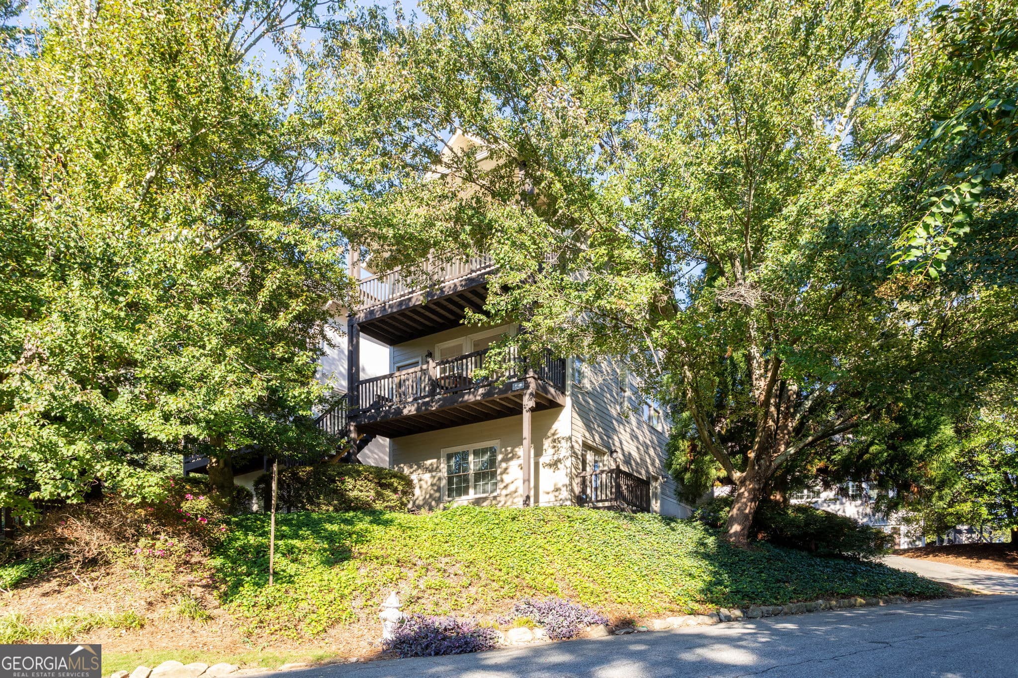 4 bedroom, 3.5 bathroom, 2,600 sq ft townhouse for sale at 1055 Davis Circle R, Atlanta, GA 30318 — photo 2