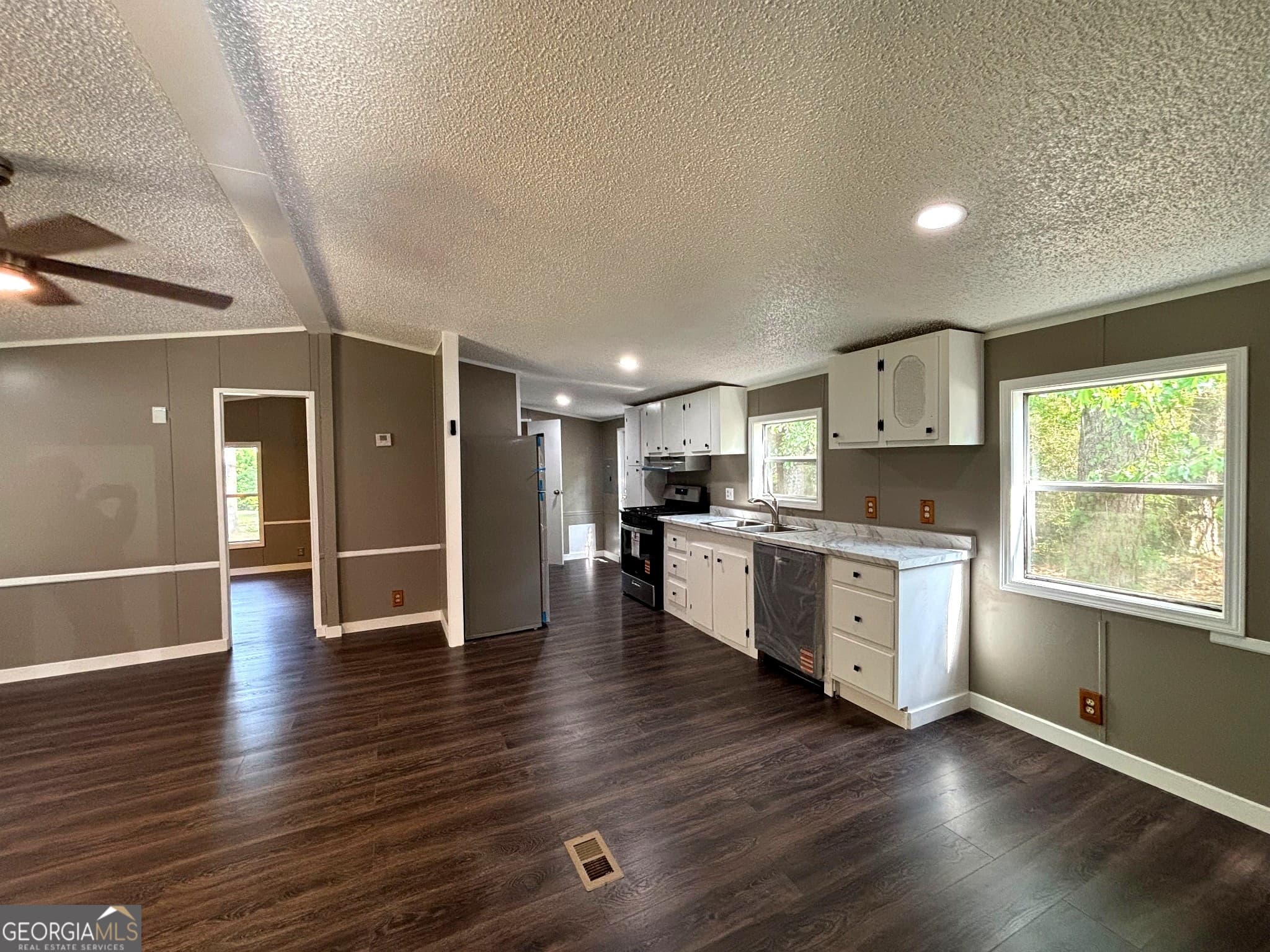 2 bedroom, 2 bathroom, 1,400 sq ft manufactured home,single family residence for sale at 69 Pawnee Path, Locust Grove, GA 30248 — photo 2
