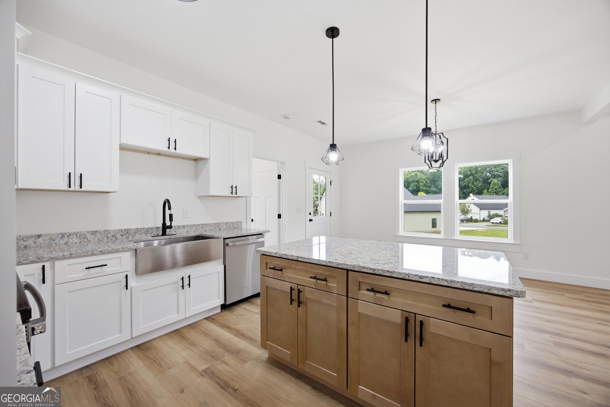3 bedroom, 2 bathroom, 1,450 sq ft single family residence for sale at 126 Washington Street, Dalton, GA 30721 — photo 3