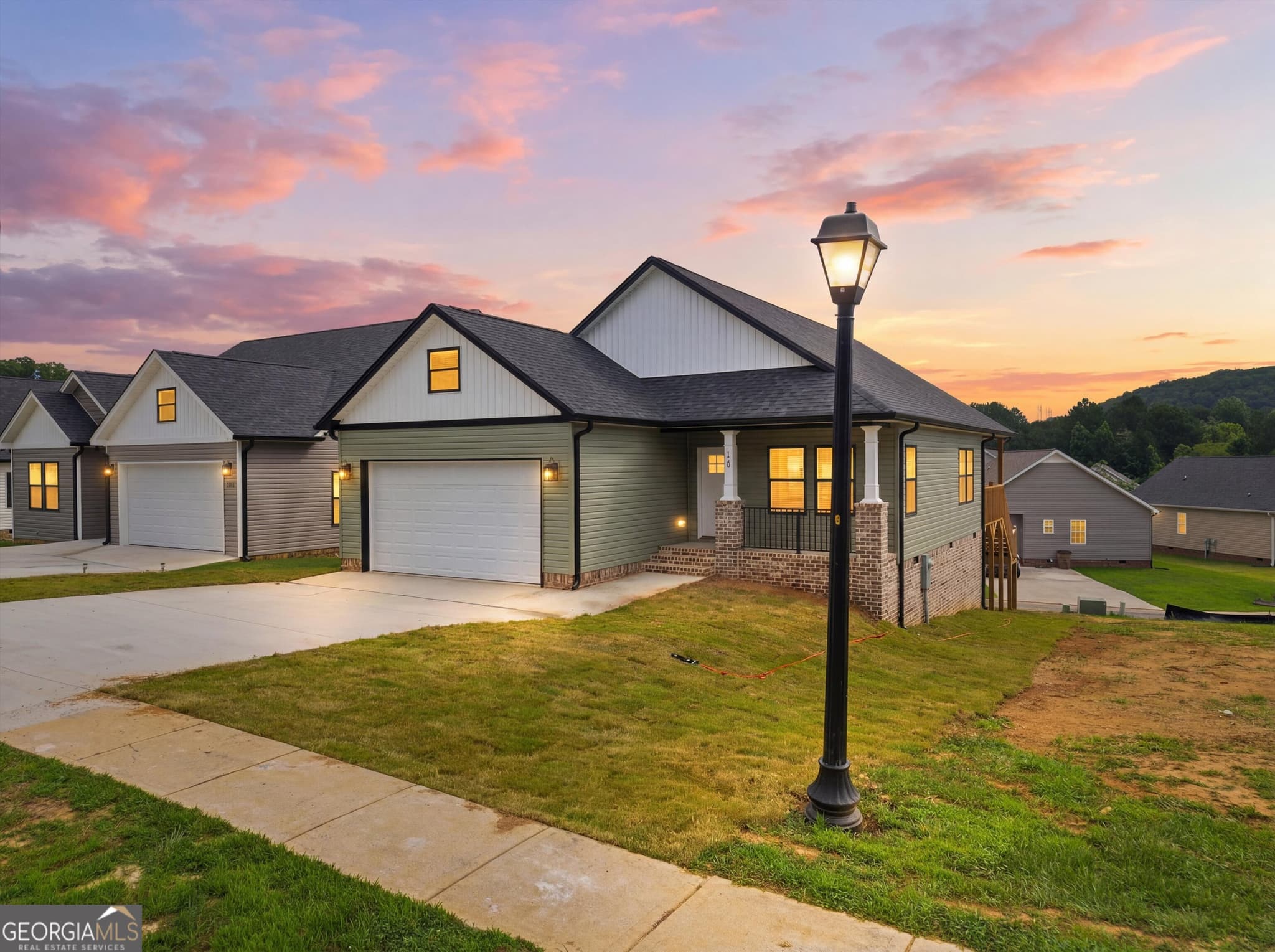 3 bedroom, 2 bathroom, 1,450 sq ft single family residence for sale at 126 Washington Street, Dalton, GA 30721 — photo 1 of 50