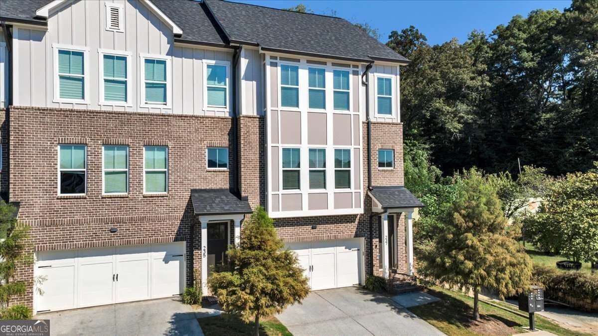 3 bedroom, 3.5 bathroom, 2,700 sq ft townhouse for sale at 237 W Marietta Street, Canton, GA 30114 — photo 2