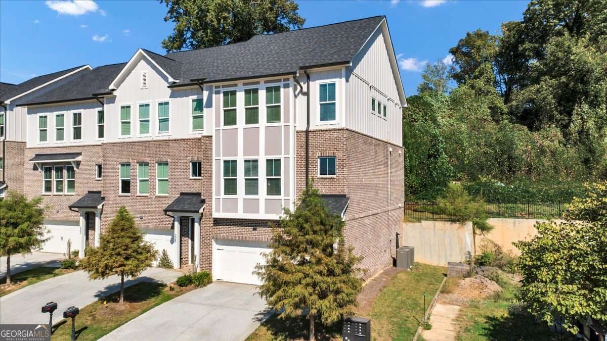 3 bedroom, 3.5 bathroom, 2,700 sq ft townhouse for sale at 237 W Marietta Street, Canton, GA 30114 — photo 3