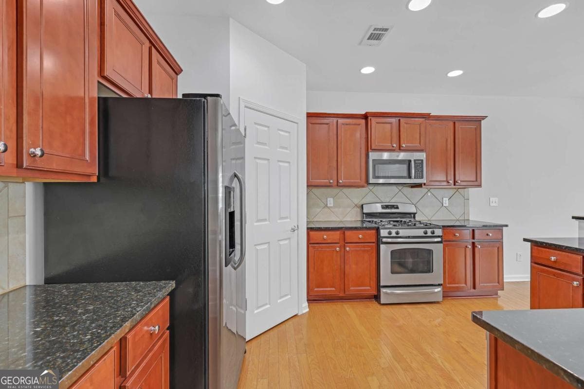 5 bedroom, 3 bathroom, 2,472 sq ft single family residence for sale at 5608 Avonley Creek Drive, Sugar Hill, GA 30518 — photo 2