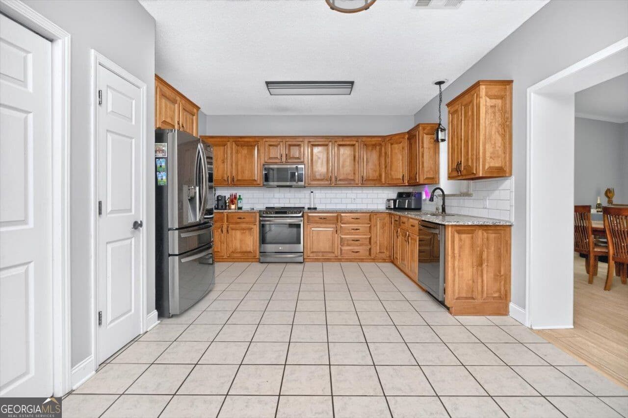 5 bedroom, 3 bathroom, 3,466 sq ft single family residence for sale at 211 White Columns Drive, Kathleen, GA 31047 — photo 9