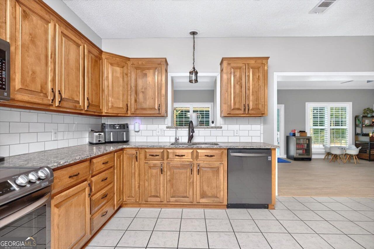 5 bedroom, 3 bathroom, 3,466 sq ft single family residence for sale at 211 White Columns Drive, Kathleen, GA 31047 — photo 10