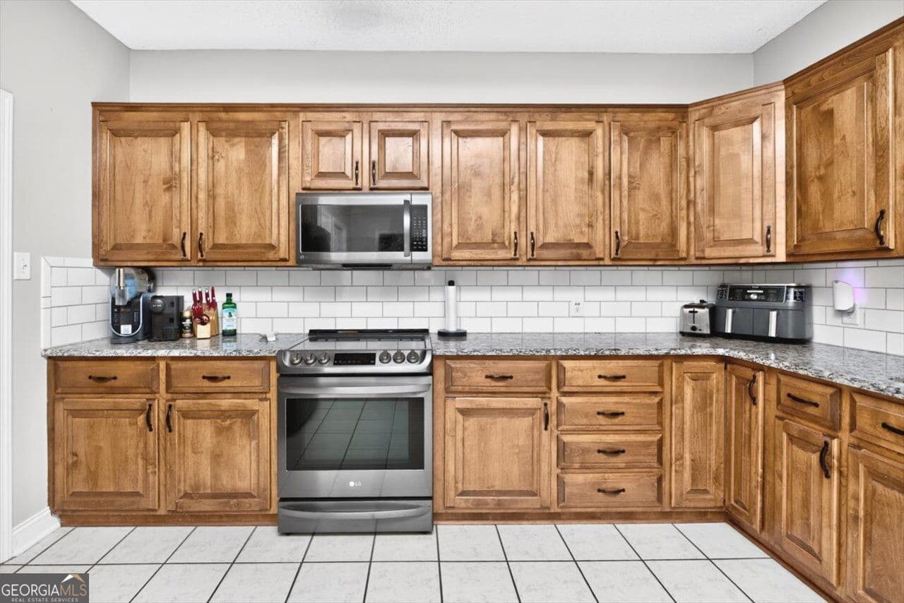 5 bedroom, 3 bathroom, 3,466 sq ft single family residence for sale at 211 White Columns Drive, Kathleen, GA 31047 — photo 8