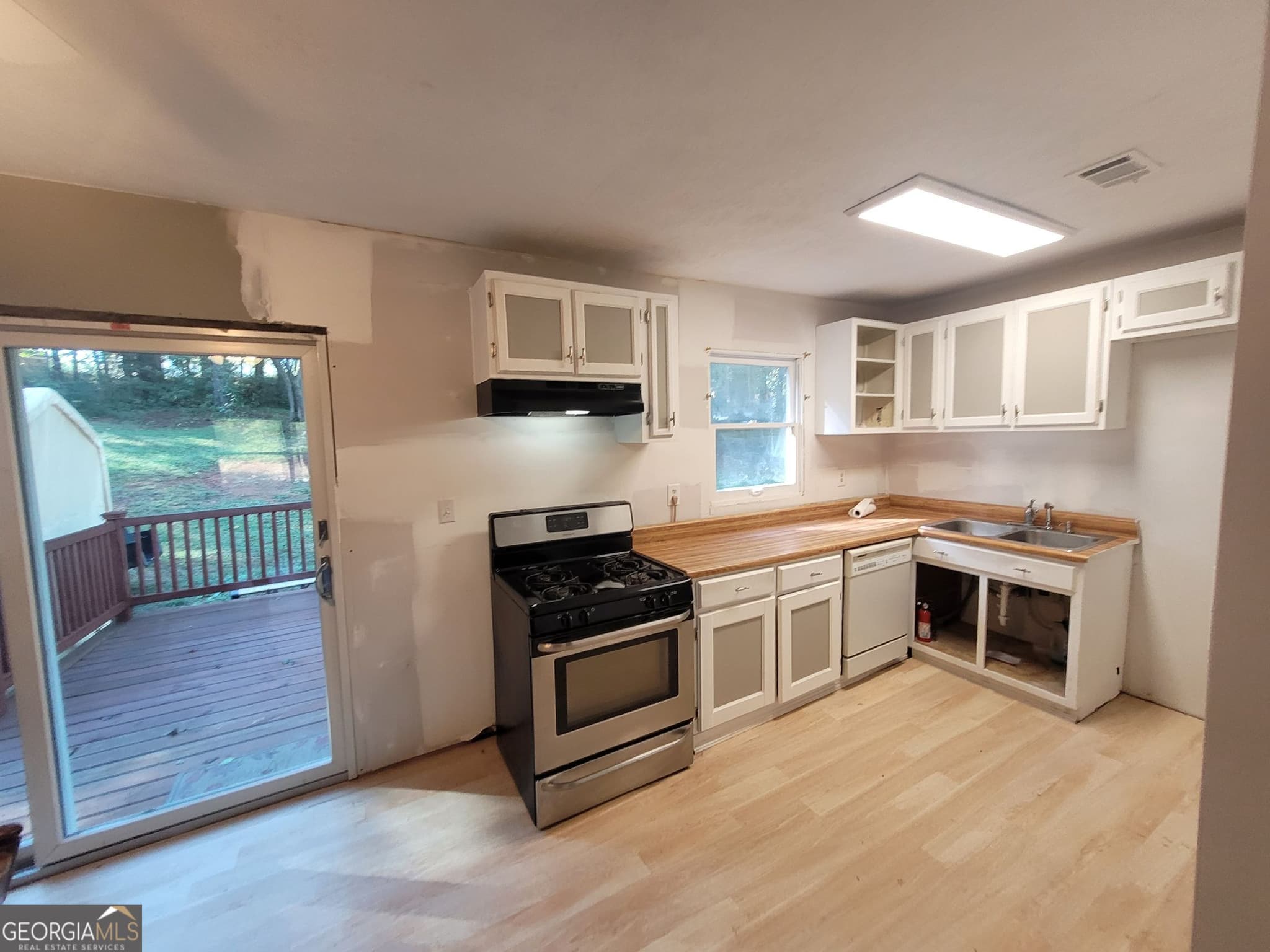 3 bedroom, 1 bathroom, 1,344 sq ft single family residence for sale at 1400 Sycamore Drive, Kennesaw, GA 30152 — photo 4