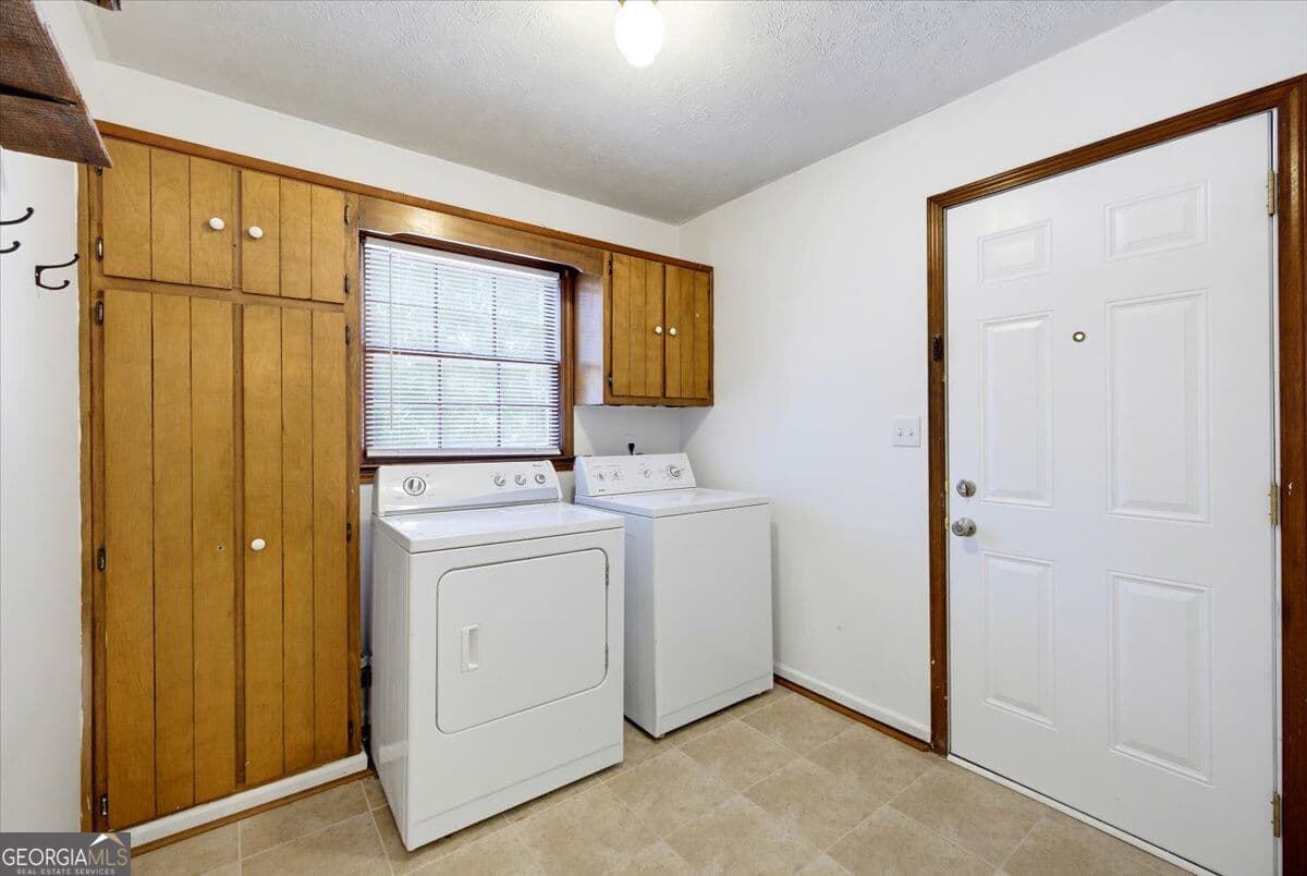 6 bedroom, 4 bathroom, 3,640 sq ft single family residence for rent at 4367 Berline Drive, Lithonia, GA 30038 for $2,550 a month — photo 7