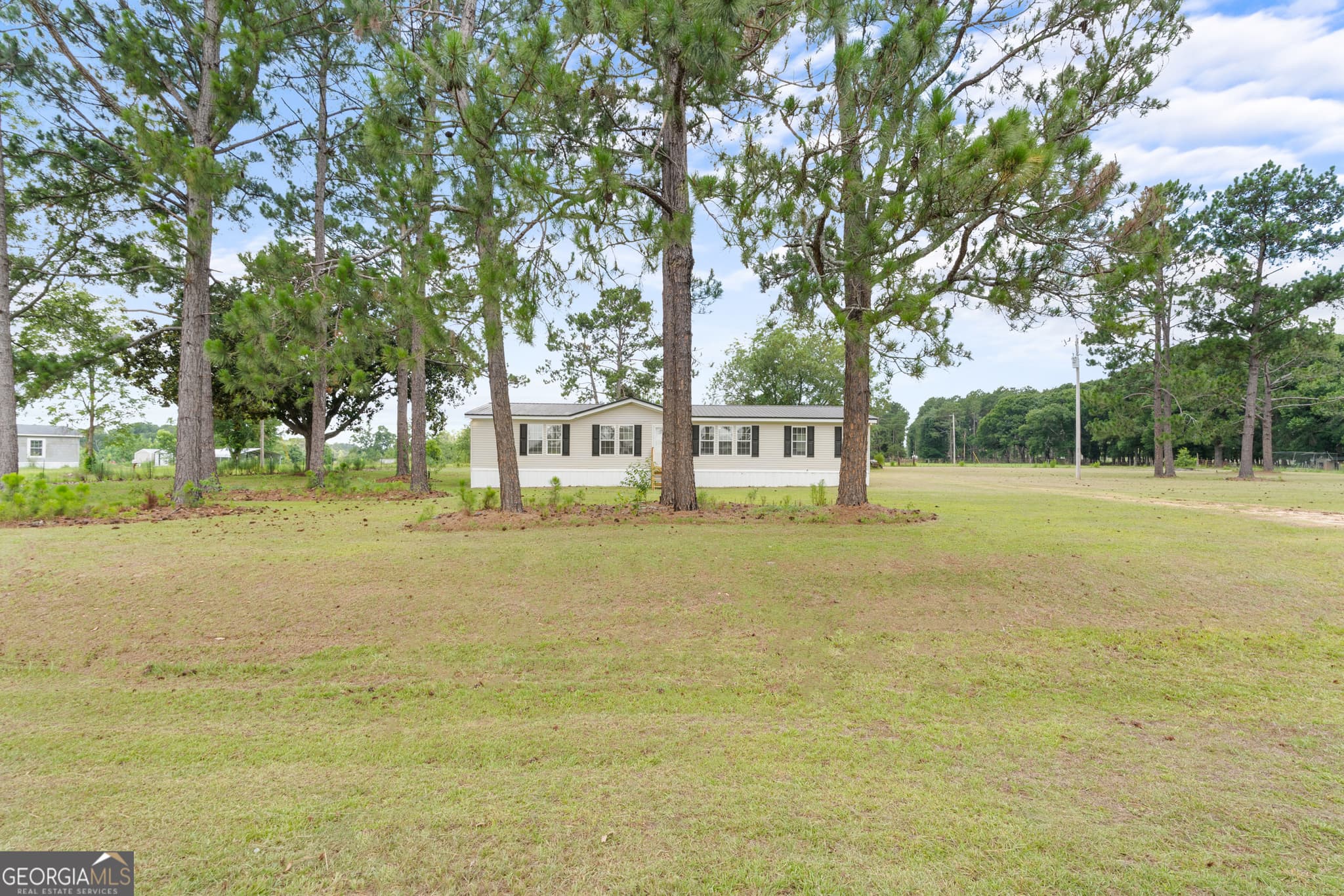 3 bedroom, 2 bathroom, 2,240 sq ft manufactured home,single family residence under contract at 703 Dave Callaway Road, Collins, GA 30421 — photo 2