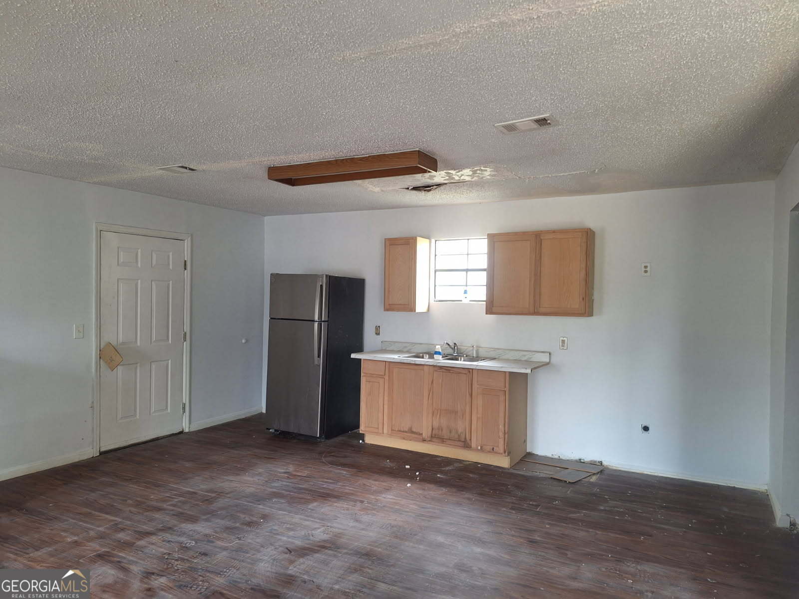 2 bedroom, 1 bathroom, 916 sq ft single family residence for sale at 3606 24th Avenue, Valley, AL 36854 — photo 3
