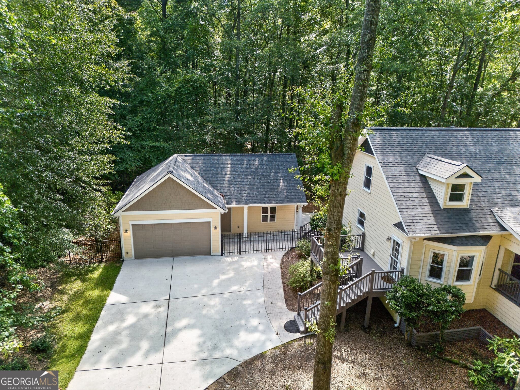 4 bedroom, 3.5 bathroom, 3,797 sq ft single family residence for sale at 121 Broom Boulevard, Fayetteville, GA 30215 — photo 3