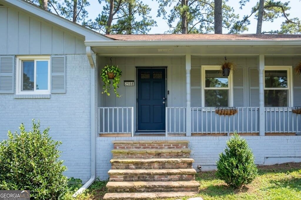 6 bedroom, 4 bathroom, 2,548 sq ft single family residence for sale at 2588 Kings Way, Lawrenceville, GA 30044 — photo 2