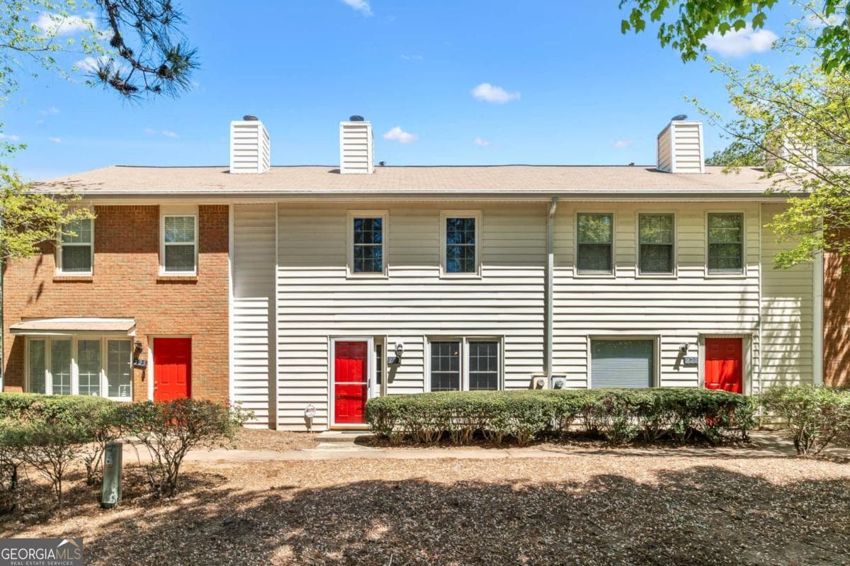 2 bedroom, 2.5 bathroom, 1,240 sq ft townhouse sold at 223 Chads Ford Way, Roswell, GA 30076