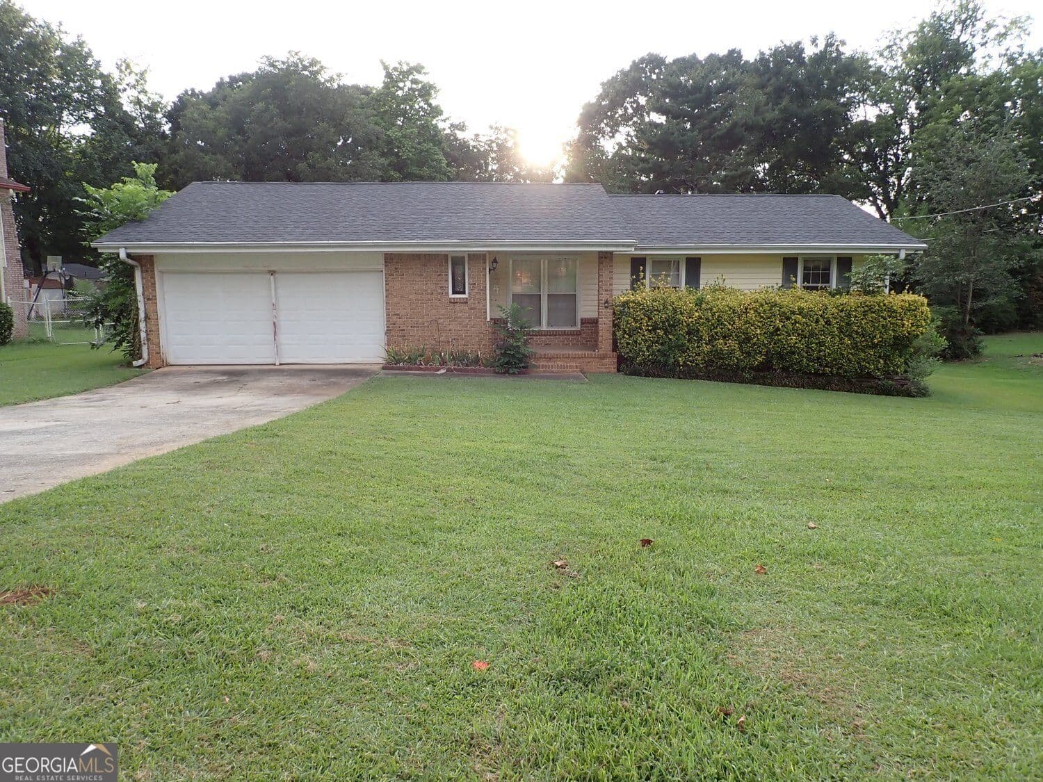3 bedroom, 2 bathroom, 1,289 sq ft single family residence for sale at 8295 Valley Stream Drive, Jonesboro, GA 30236