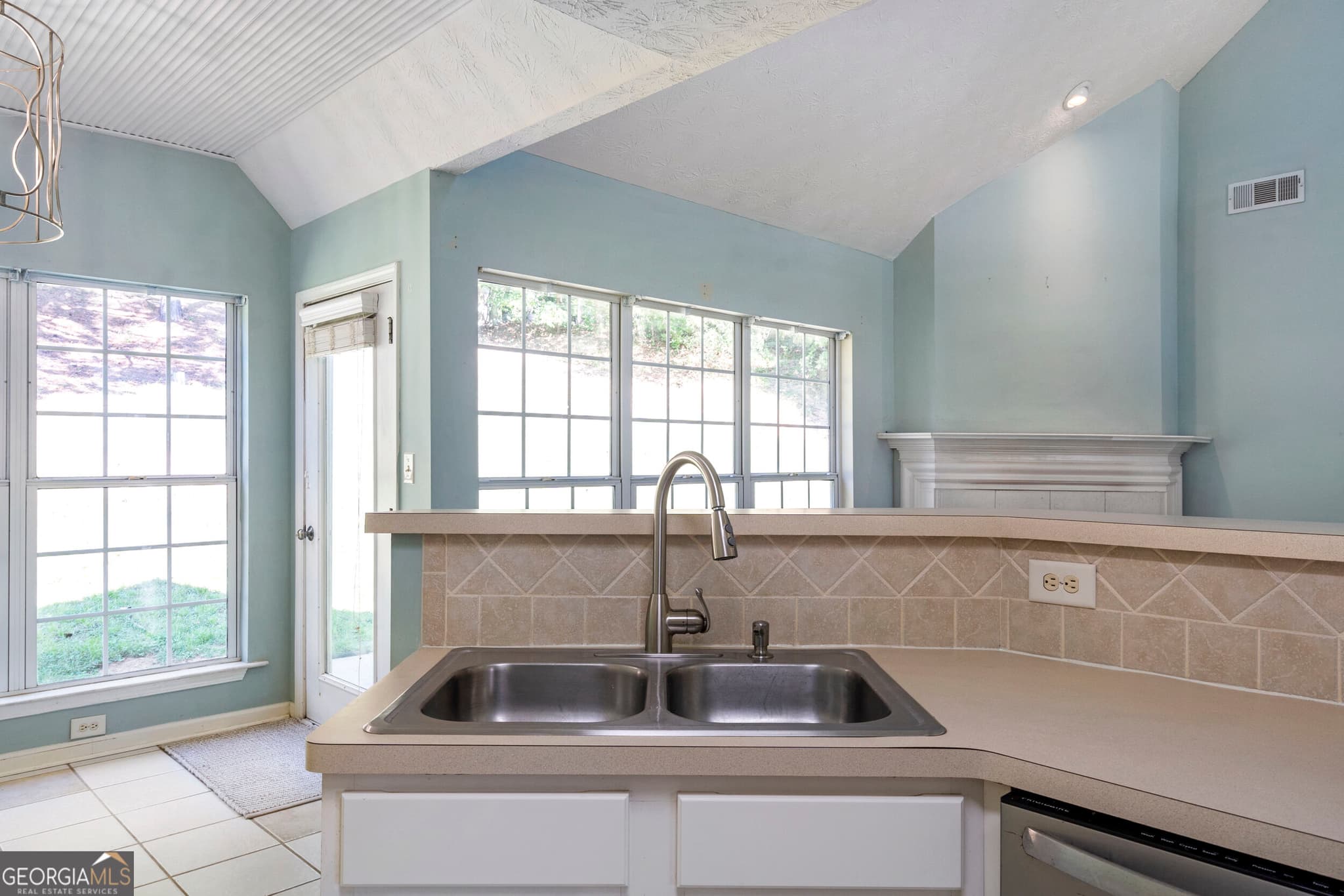 3 bedroom, 2 bathroom, 1,726 sq ft single family residence for sale at 4238 Riviere Point, Gainesville, GA 30507 — photo 9