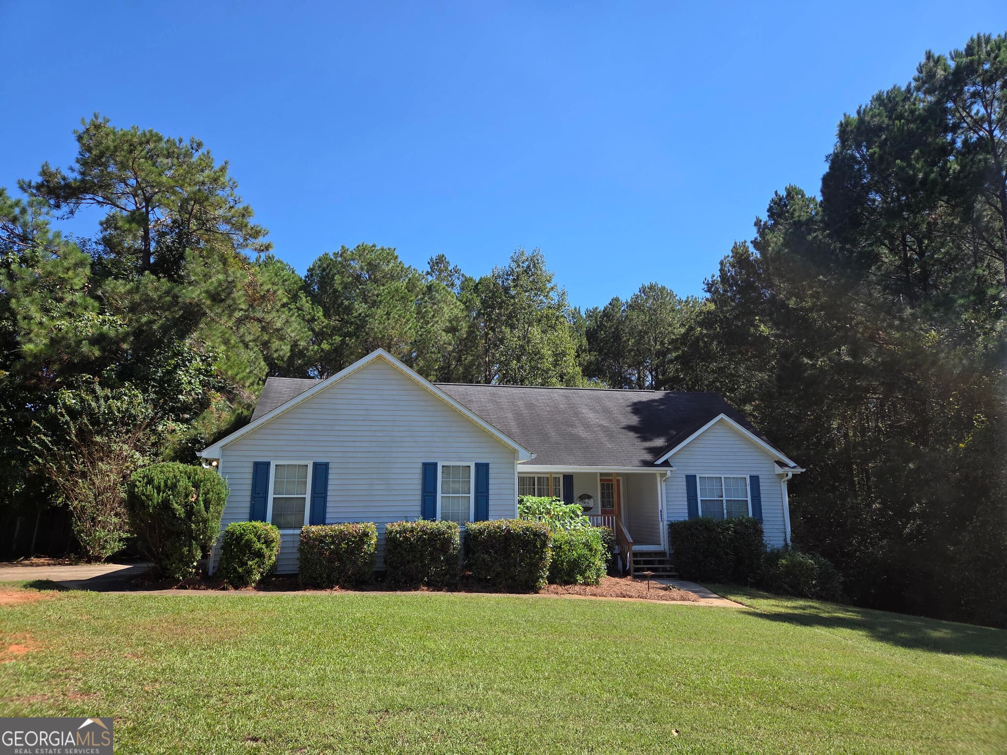 3 bedroom, 2 bathroom, 1,706 sq ft single family residence for sale at 801 Pointe Trail, Locust Grove, GA 30248 — photo 1 of 34