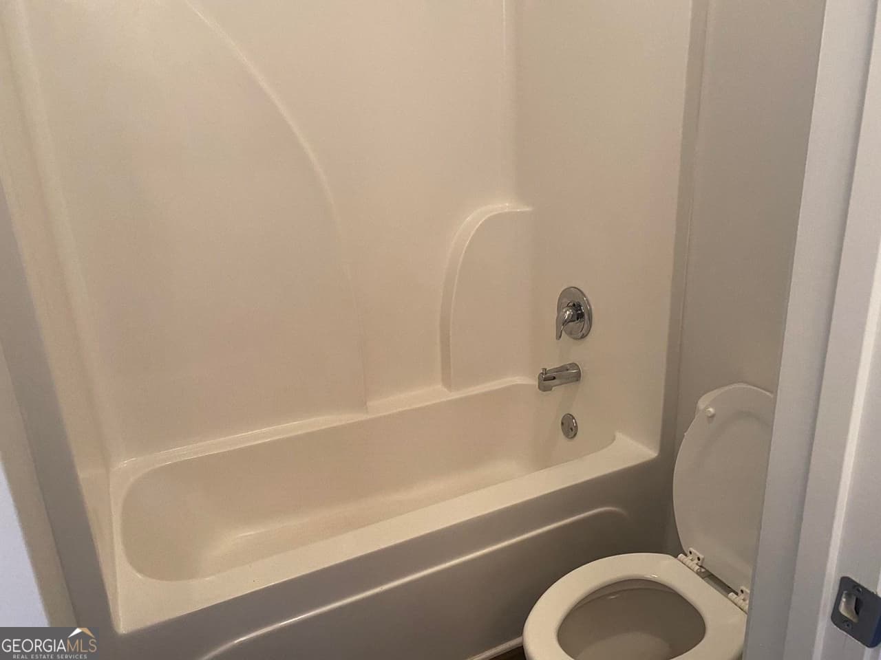 4 bedroom, 3 bathroom, 3,024 sq ft single family residence for rent at 5650 Mirror Lake Drive, Cumming, GA 30028 for $2,500 a month — photo 8