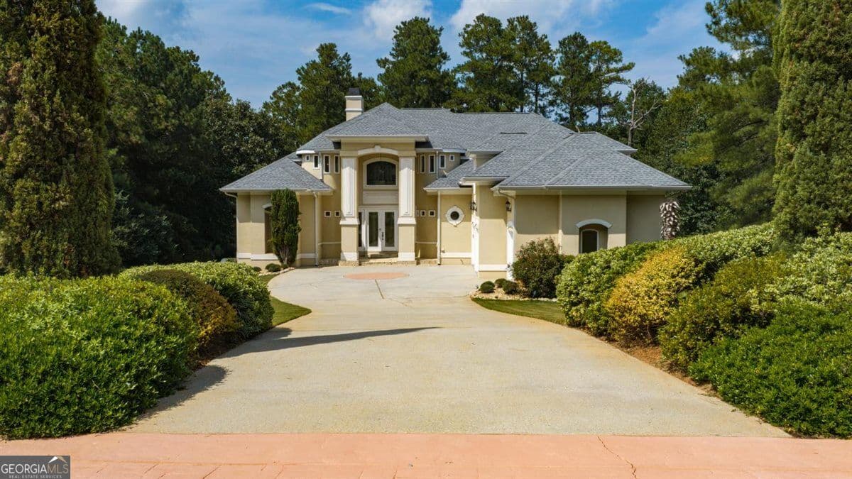 5 bedroom, 4.5 bathroom, 6,090 sq ft single family residence for sale at 124 Fairway Run, Forsyth, GA 31029 — photo 2