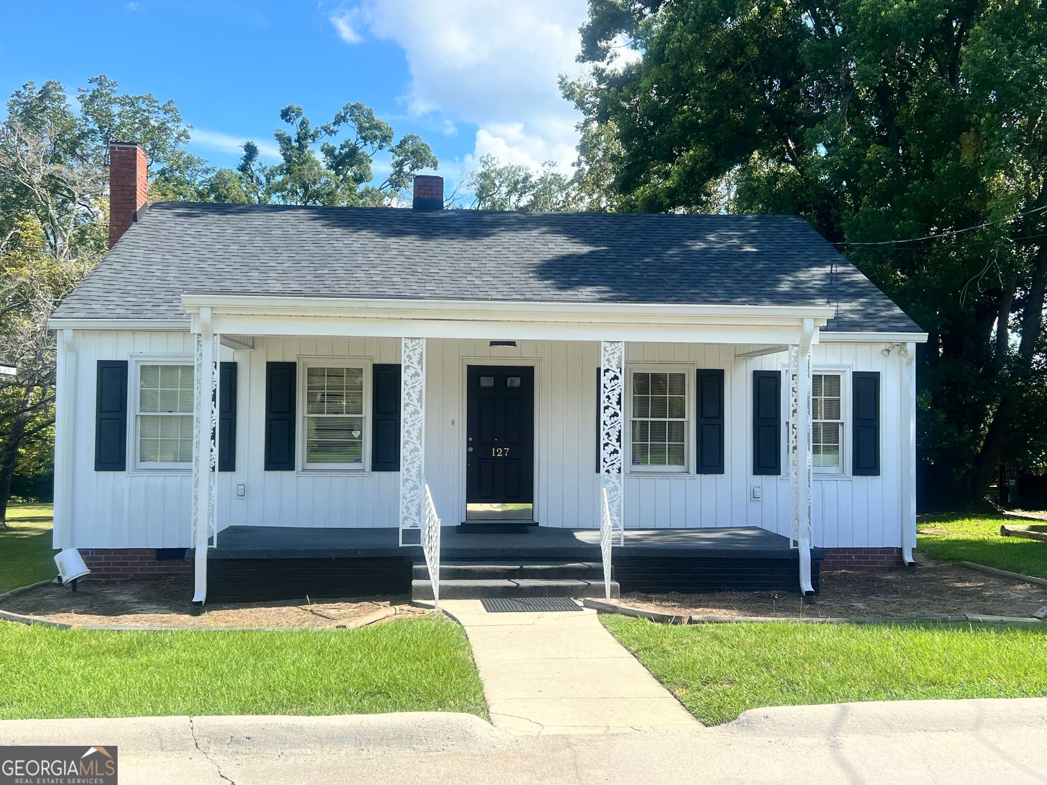 3 bedroom, 2 bathroom, 1,914 sq ft single family residence for sale at 127 W Stuart Avenue, Lyons, GA 30436