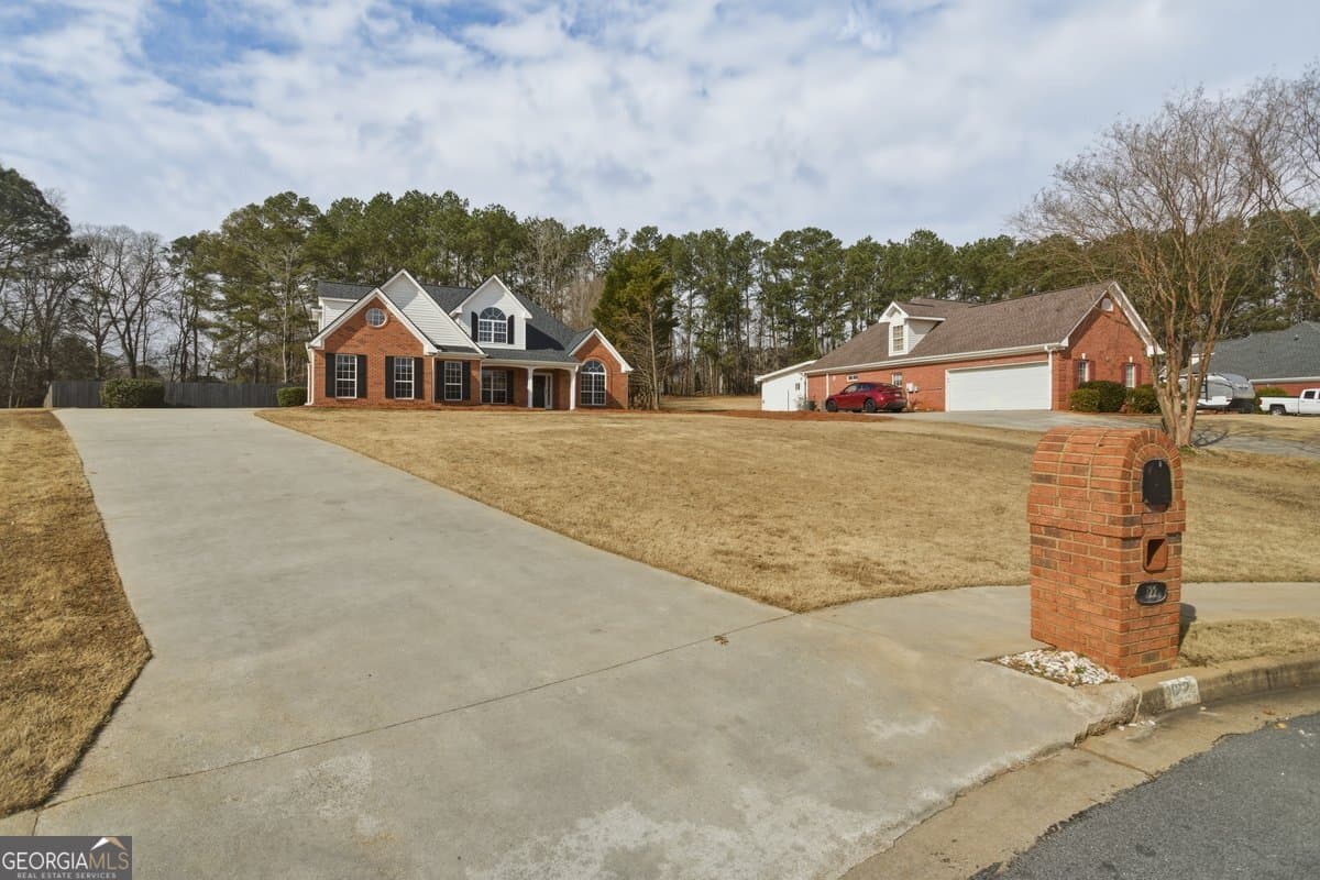 5 bedroom, 3 bathroom, 3,011 sq ft single family residence for sale at 122 Shadow Lake Drive, Conyers, GA 30094 — photo 3