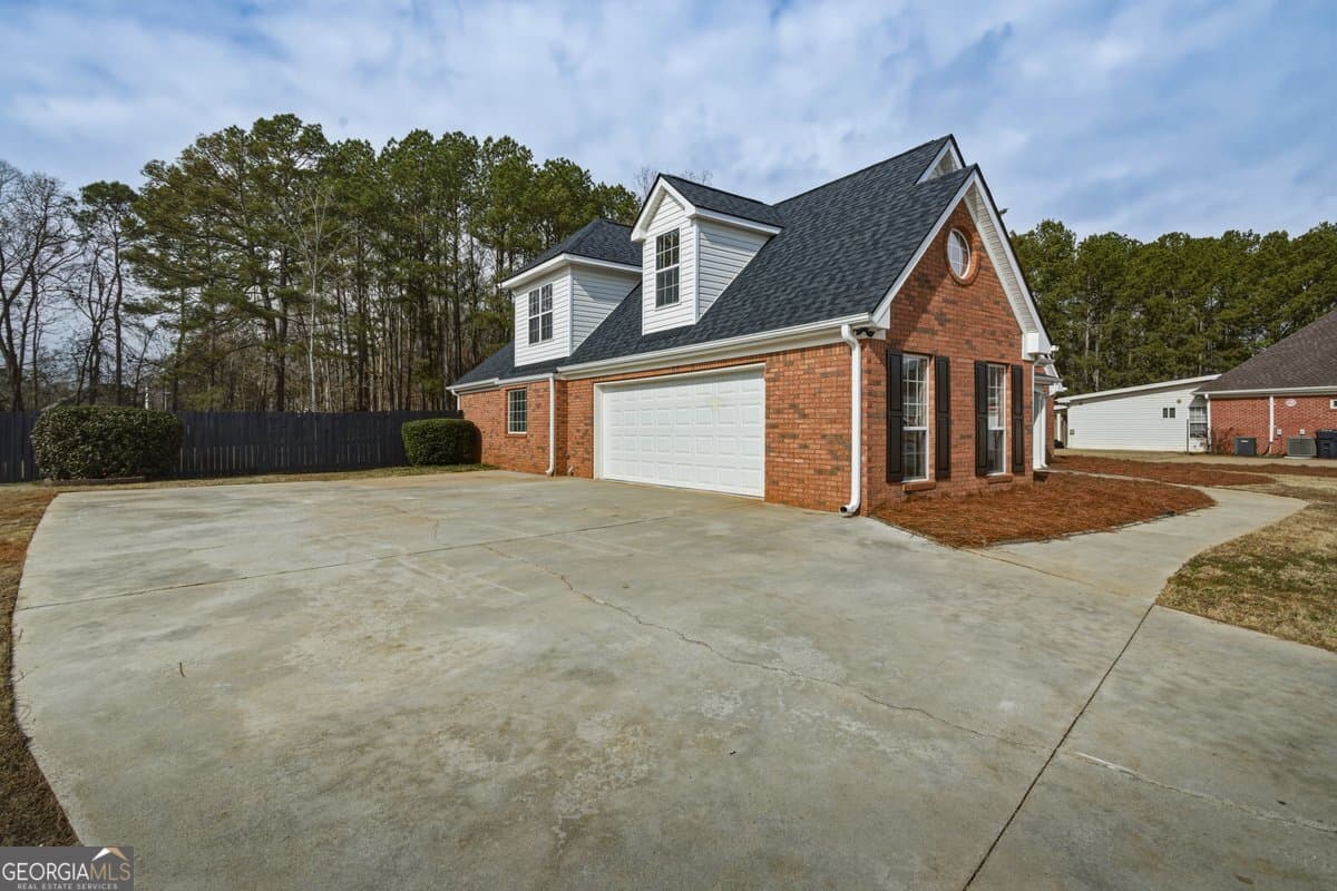 5 bedroom, 3 bathroom, 3,011 sq ft single family residence for sale at 122 Shadow Lake Drive, Conyers, GA 30094 — photo 4