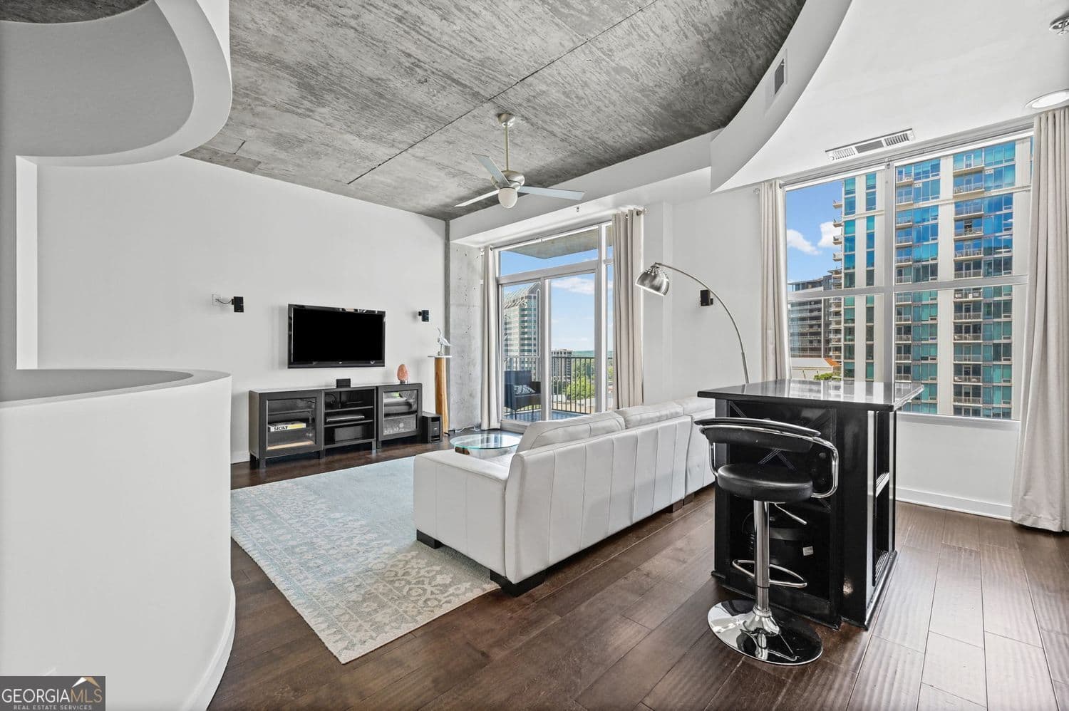 1 bedroom, 1 bathroom, 790 sq ft condominium for sale at 250 Pharr Road 1304, Atlanta, GA 30305 — photo 3