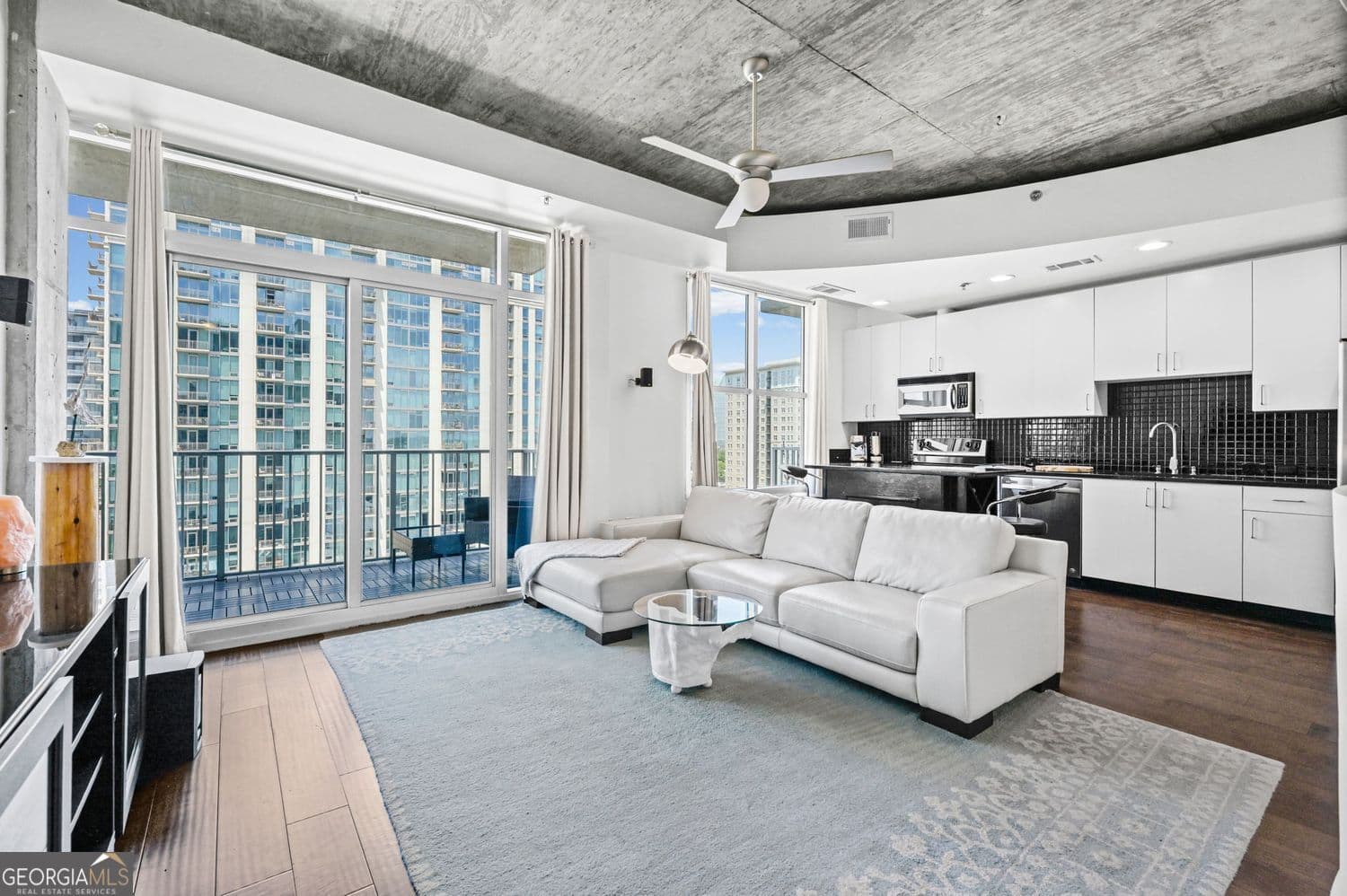 1 bedroom, 1 bathroom, 790 sq ft condominium for sale at 250 Pharr Road 1304, Atlanta, GA 30305 — photo 1 of 35