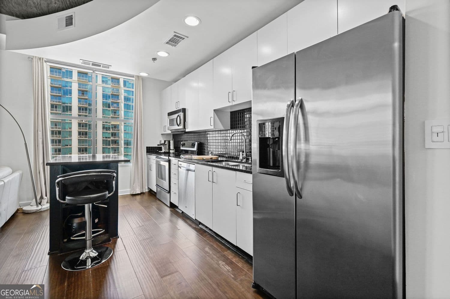 1 bedroom, 1 bathroom, 790 sq ft condominium for sale at 250 Pharr Road 1304, Atlanta, GA 30305 — photo 5