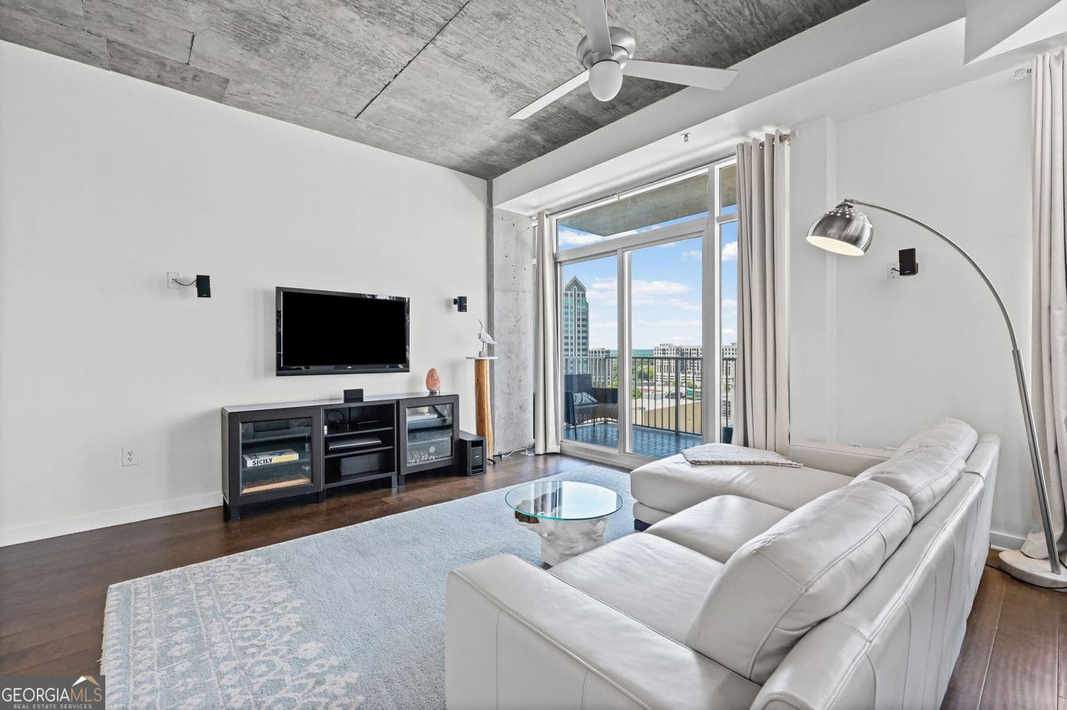 1 bedroom, 1 bathroom, 790 sq ft condominium for sale at 250 Pharr Road 1304, Atlanta, GA 30305 — photo 4