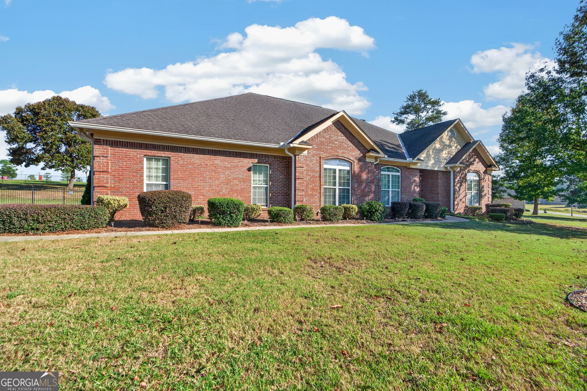 4 bedroom, 3.5 bathroom, 3,200 sq ft single family residence for sale at 6502 Yellowstone Way, Lizella, GA 31052 — photo 4