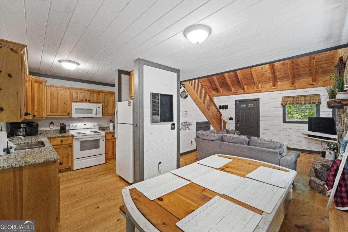 2 bedroom, 2 bathroom, 1,131 sq ft cabin,single family residence for sale at 218 Broken Arrow Way 17, Epworth, GA 30541 — photo 7
