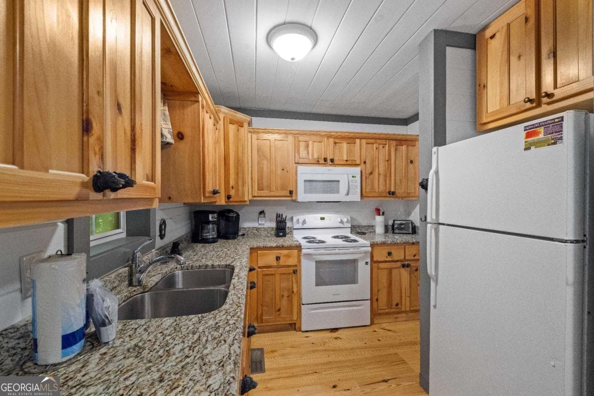 2 bedroom, 2 bathroom, 1,131 sq ft cabin,single family residence for sale at 218 Broken Arrow Way 17, Epworth, GA 30541 — photo 8