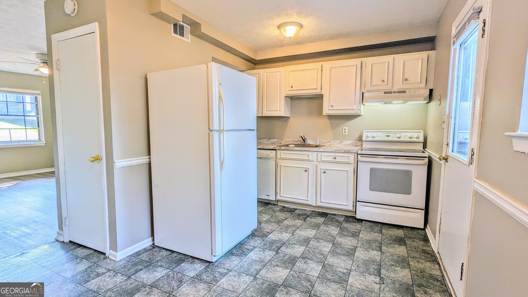 2 bedroom, 1 bathroom, 928 sq ft condominium for rent at 1235 Riverside Drive F5, Gainesville, GA 30501 for $1,350 a month — photo 6