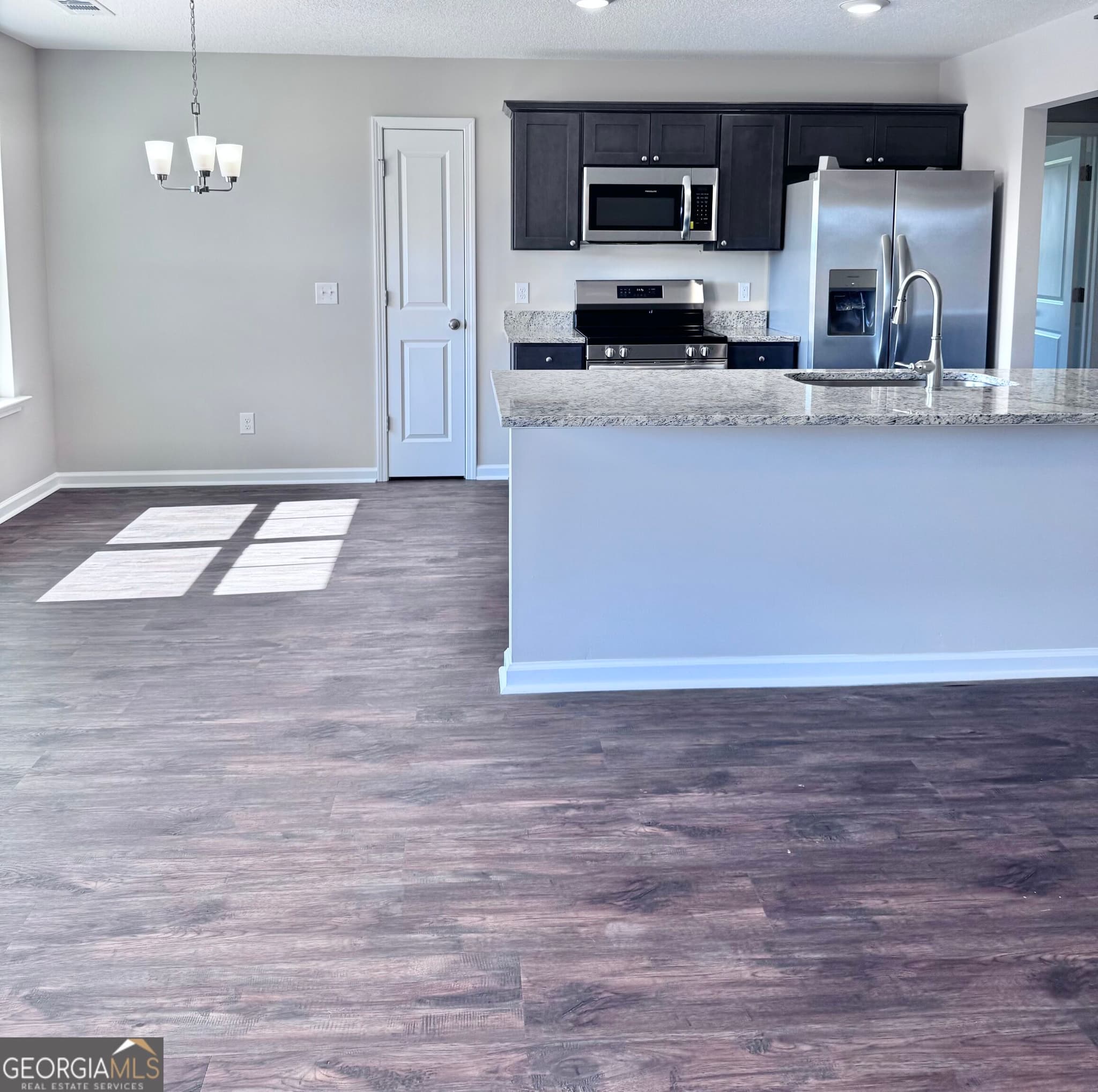 3 bedroom, 2 bathroom, 1,512 sq ft single family residence under contract at 106 Esther Avenue, Reidsville, GA 30453 — photo 4