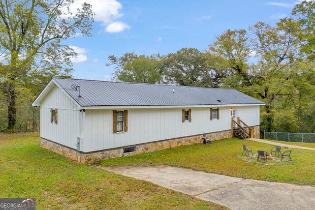 3 bedroom, 2.5 bathroom, 1,976 sq ft single family residence for sale at 1060 Stephens Street, Greensboro, GA 30642 — photo 3