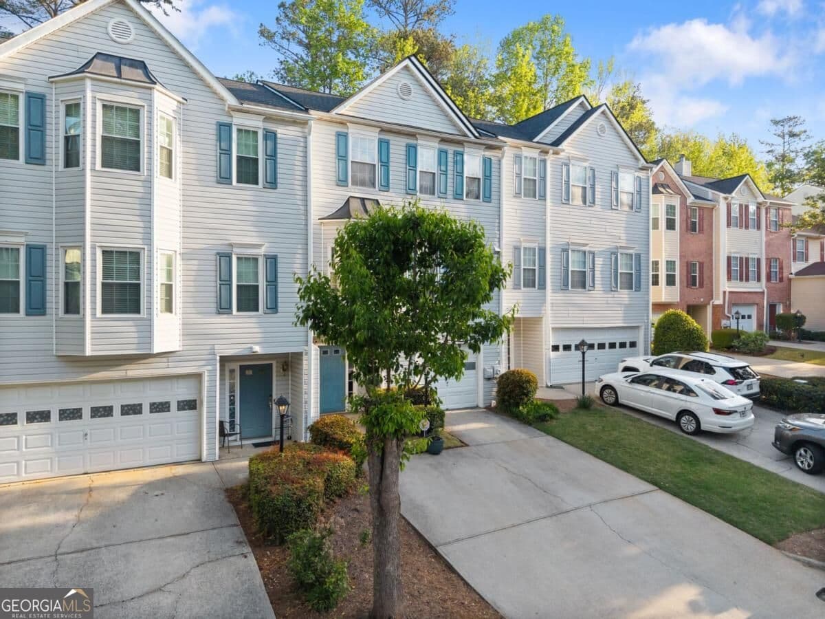 3 bedroom, 3.5 bathroom, 1,912 sq ft townhouse for sale at 200 Abbotts Mill Drive, Johns Creek, GA 30097 — photo 3