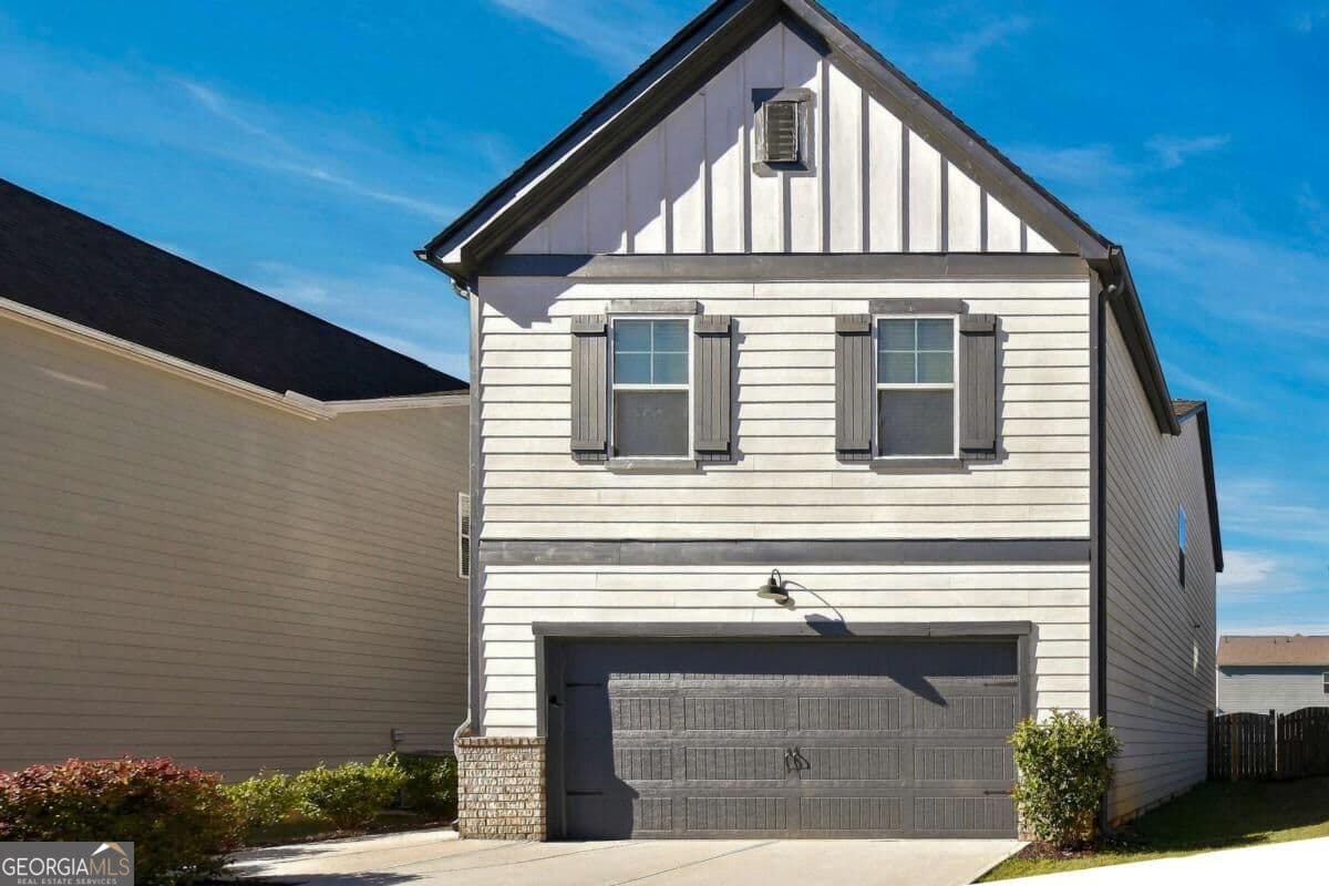 4 bedroom, 2.5 bathroom, 2,192 sq ft single family residence for sale at 5772 Screech Owl Drive, Flowery Branch, GA 30542 — photo 2