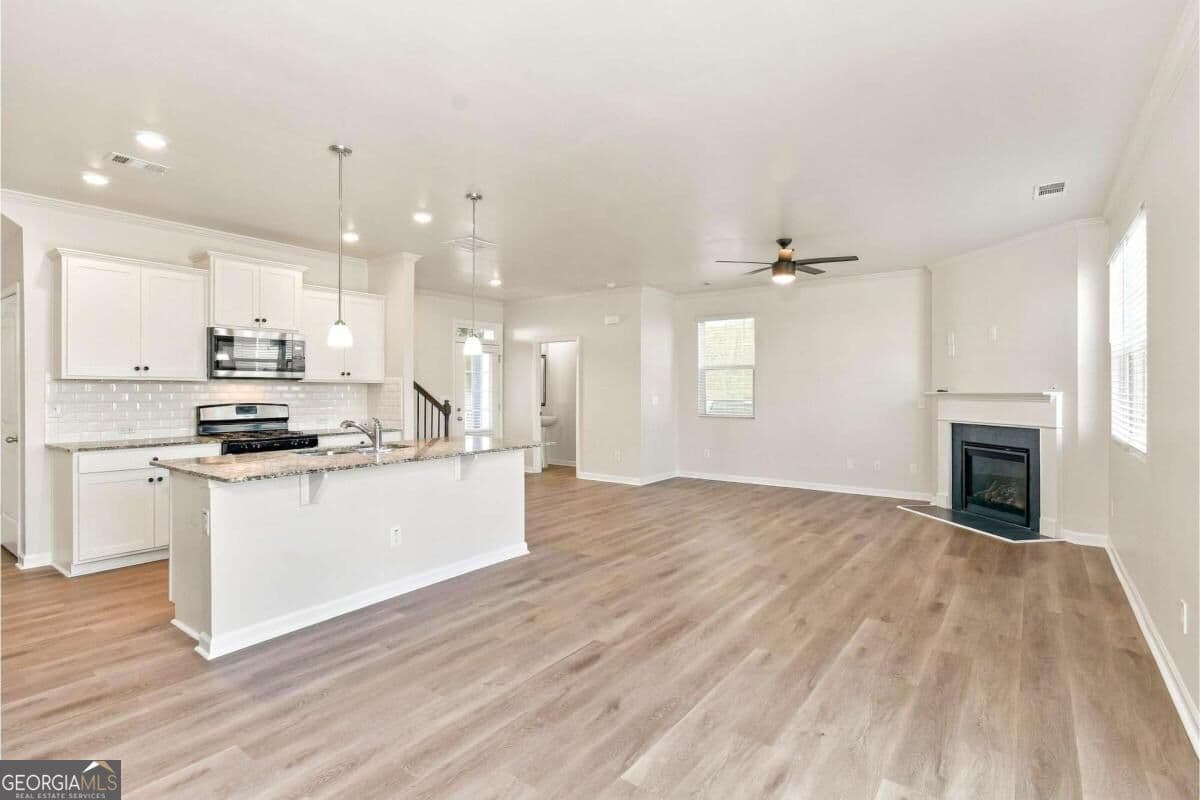 4 bedroom, 2.5 bathroom, 2,192 sq ft single family residence for sale at 5772 Screech Owl Drive, Flowery Branch, GA 30542 — photo 7
