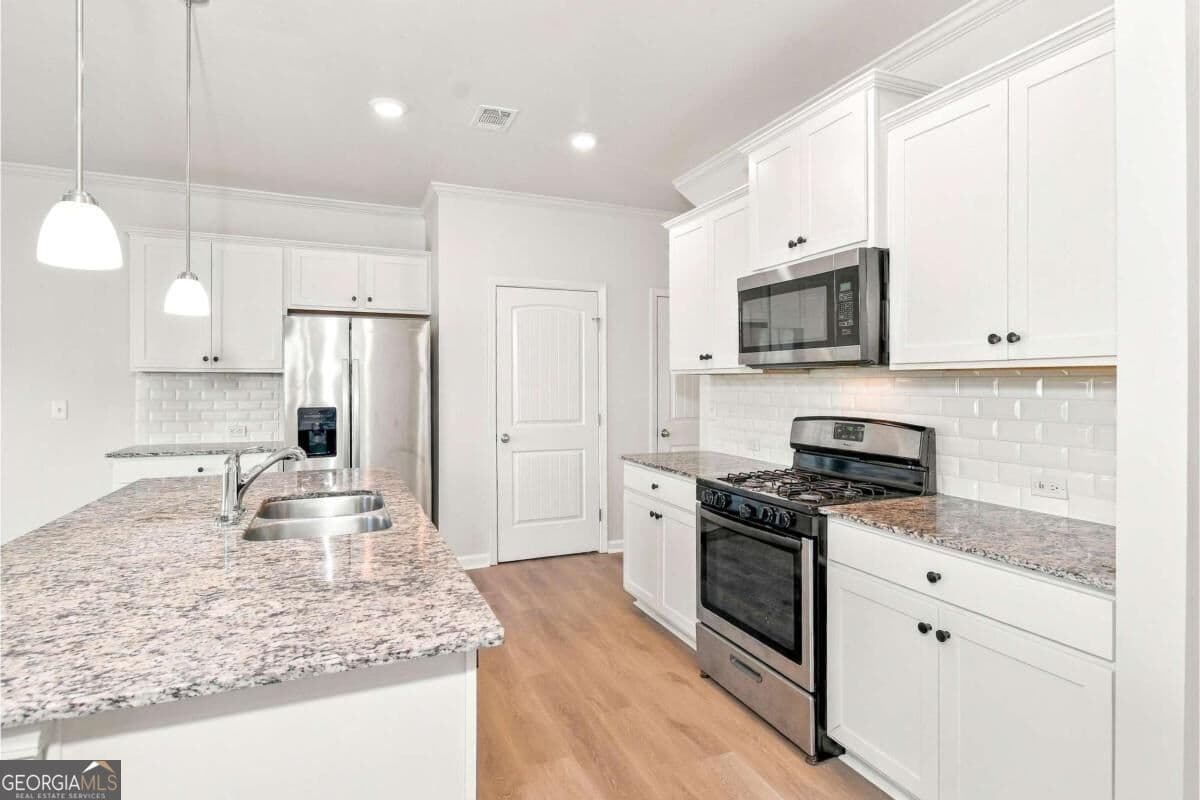 4 bedroom, 2.5 bathroom, 2,192 sq ft single family residence for sale at 5772 Screech Owl Drive, Flowery Branch, GA 30542 — photo 5