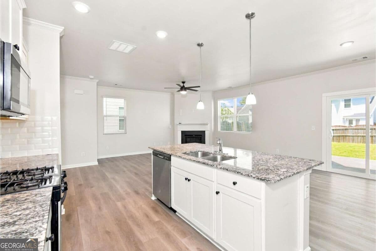 4 bedroom, 2.5 bathroom, 2,192 sq ft single family residence for sale at 5772 Screech Owl Drive, Flowery Branch, GA 30542 — photo 4