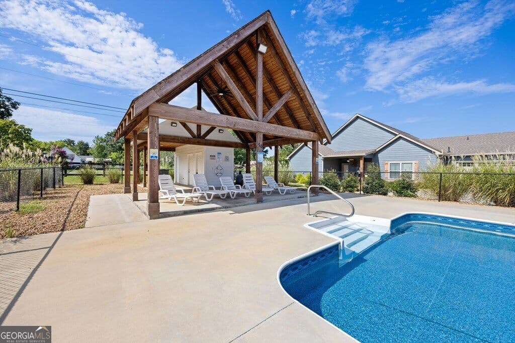 3 bedroom, 2.5 bathroom, 1,860 sq ft townhouse for sale at 81 Maddox Lane, Chatsworth, GA 30705 — photo 5