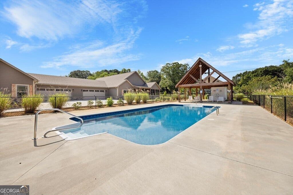 3 bedroom, 2.5 bathroom, 1,860 sq ft townhouse for sale at 81 Maddox Lane, Chatsworth, GA 30705 — photo 4