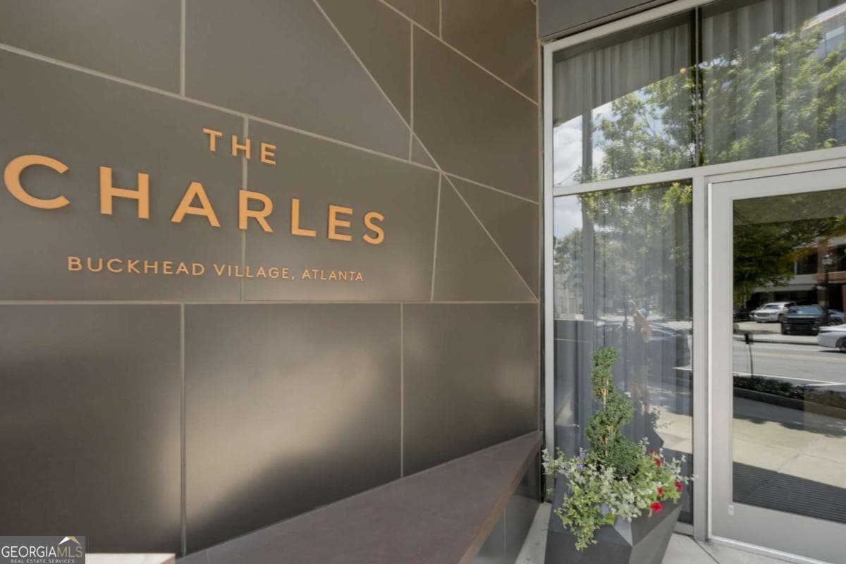 3 bedroom, 2.5 bathroom, 2,460 sq ft condominium for sale at 3107 Peachtree Road 1804, Atlanta, GA 30305 — photo 2