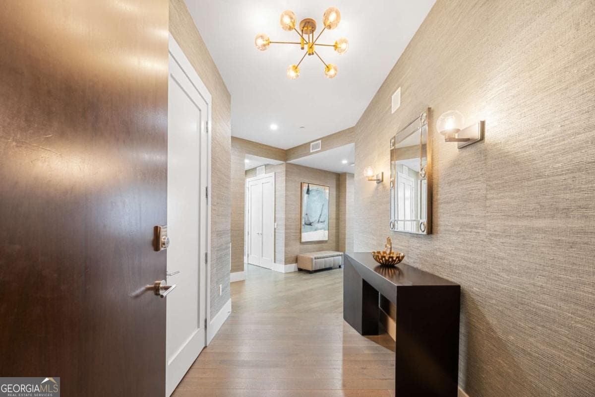 3 bedroom, 2.5 bathroom, 2,460 sq ft condominium for sale at 3107 Peachtree Road 1804, Atlanta, GA 30305 — photo 7