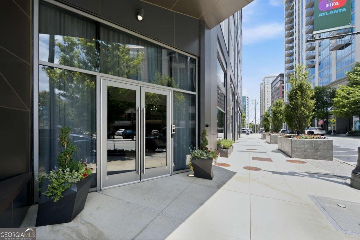 3 bedroom, 2.5 bathroom, 2,460 sq ft condominium for sale at 3107 Peachtree Road 1804, Atlanta, GA 30305 — photo 3