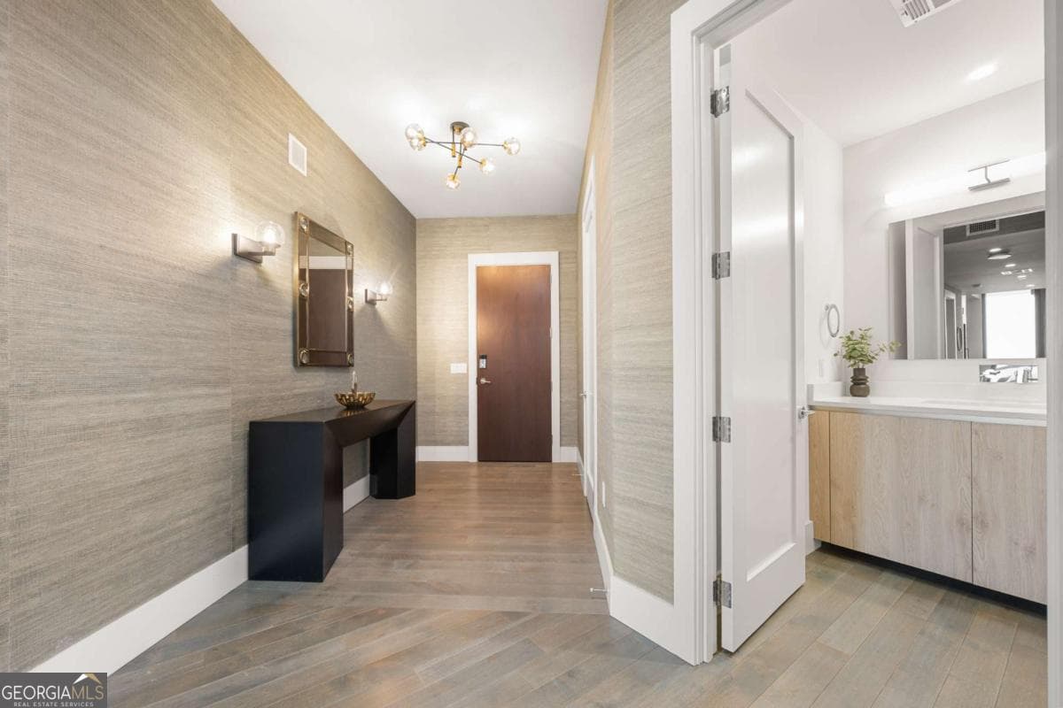 3 bedroom, 2.5 bathroom, 2,460 sq ft condominium for sale at 3107 Peachtree Road 1804, Atlanta, GA 30305 — photo 8